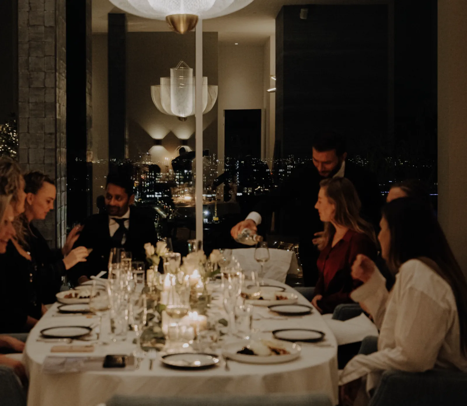 Een privédiner aan tafel met uitzicht over de stad