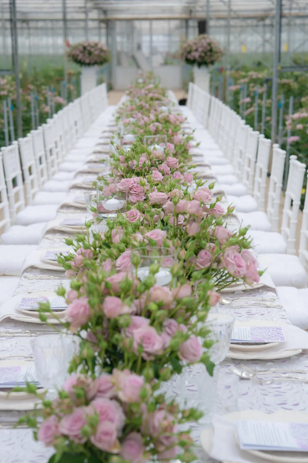 Een lange bruiloftstafel met rozen
